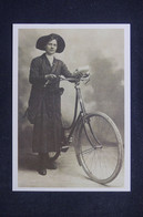 CYCLISME - Carte Postale édition Moderne D'une Factrice à Vélo  - L 103802 - Poste & Postini