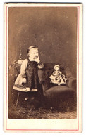 Fotografie C. Mertens, Louvain, Rue De Tirlemont 65, Wartendes Mädchen Im Kleid Mit Puppe Im Sessel - Persone Anonimi