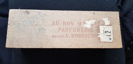 Boite Bois AU BON MARCHE Parfumerie Aristide A BOUCICAUT PARIS A Flacon Bouteille De Parfum Adr Chateauroux 36 Indre - Accessories