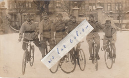 WIESBADEN - Six Militaires à Vélo Dans La Neige Qui Posent En 1925  ( Carte Photo ) - Wiesbaden