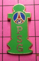710b Pin's Pins / Beau Et Rare / THEME : SPORTS / FOOTBALL CLUB PSG PARIS SAINT GERMAIN - Fussball