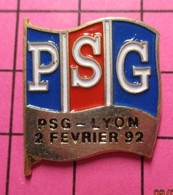 710b Pin's Pins / Beau Et Rare / THEME : SPORTS / FOOTBALL DRAPEAU MATCH PSG LYON FEVRIER 92 - Fussball