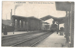 RIVE DE GIER - Intérieur De La Gare Et Arrivée D'un Train - Rive De Gier