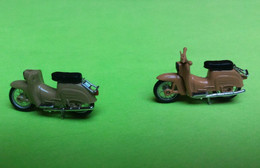 2 SCOOTERS MINIATURE 1:87 - SCHWALBE SIMSON "hirondelle" - Brun- HERPA - Sans Boite - Comme  Neuf - 2014 - Motorräder