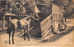 78-MAISON-LAFFITTE- EMBARQUEMENT D'UN CHEVAL SUR UN VAN AUTOMOBILE - Maisons-Laffitte