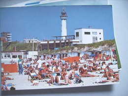 Nederland Holland Pays Bas Egmond Aan Zee Met Badgasten En Vuurtoren - Egmond Aan Zee