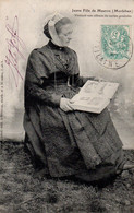 Cpa Jeune Fille De Mauron,visitant Son Album De Carte Postale. - Andere & Zonder Classificatie