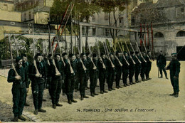 Sapeurs Pompiers * CPA * Pompiers N°74 * Une Section à L'exercice - Sapeurs-Pompiers