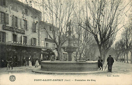 Pont St Esprit * Le Café Des Voyageurs , Place Et Fontaine Du Coq - Pont-Saint-Esprit