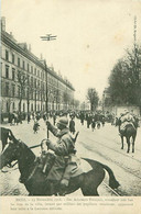 CPA - METZ - 19 NOVEMBRE 1918 - DES AVIATEURS FRANCAIS SURVOLANT TRES BAS LES RUES DE LA VILLE - Metz