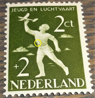 Nederland - MAST - 647 PM - 1954 - Plaatfout - Postfris - Olijfgroen Vlekje Rand Van T-shirt - Variétés Et Curiosités