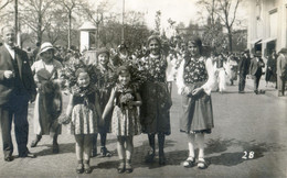 Carte Photo D'une Cavalcade à Localiser - Jeunes Filles Déguisées Avec Des Hottes Remplies De Fleurs - Carnival