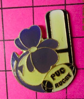 710c Pin's Pins / Beau Et Rare / THEME : SPORTS / CLUB RUGBY PUC BALLON OVALE FLEUR VIOLETTE - Rugby