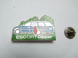 Beau Pin's Pins  En Zamac  , Auto Ford Escort Clipper , Sac De Golf - Ford