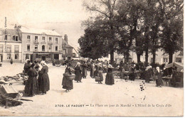 Cpa Le Faouet - La Place Un Jour De Marché-l'hotel De La Croix D'or. - Le Faouet