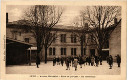 CPA AK LYON - Avenue Berthelot - École De Garcons - En Recreations (470545) - Lyon 8