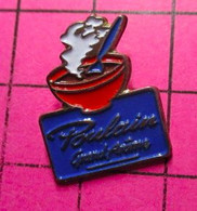 710E Pin's Pins / Beau Et Rare / THEME : BOISSONS / CHOCOLAT CHAUD POULAIN GRAND ARÔME - Boissons