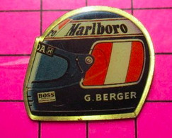 1817 Pin's Pins / Beau Et Rare / THEME : SPORTS / FORMULE 1 CASQUE PILOTE G BERGER Et Son Gros Baton ! - Car Racing - F1