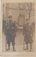 MILITARIA . Carte-Photo De 2 Soldats Du Régiment 131 (= N° Sur Col)  Avec Fusil-baïonnette - Regimientos
