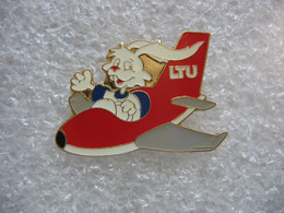 Pin's Avion De La Compagnie Aérienne Allemande LTU, Spécialisée Dans Les Vols Charters, Rachetée Par Air Berlin En 1977 - Avions