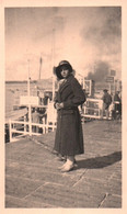 PHOTO St MALO / DINARD - Embarcadère Des Vedettes D'excursion ... Femme Qui Pose (Format 11,5x7) - Lugares