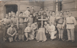 MILITARIA Carte-Photo  Groupe De Soldats Dt 2 Au Béret N°10 + Croix Avec Mention " Ci-git Le Père Cent . Les Anciens " - Regiments