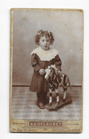 Châtellerault Studio DELAUNET  Photographie Ancienne CDV - Enfant Fillette Avec Son Jouet Cheval à Roulette - Alte (vor 1900)