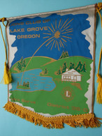 LAKE GROVE OREGON We Serve District 36-0 > LIONS International ( Ancien / Old > FANION > Wimpel > Pennant ) - Other & Unclassified