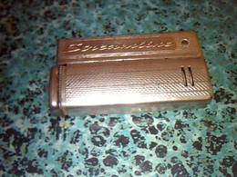 Briquet à Essence Vintage En Métal Argentè Marque STREAMLINE - Autres & Non Classés