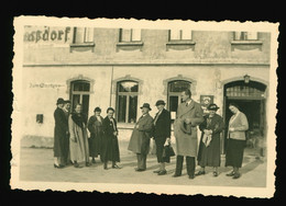 Orig. Foto 1937 Feine Herrschaften Vor Gaststätte Gut Graßdorf Bei Taucha / Leipzig Inh. C. Schmidt Größe Ca. 9 X 6 Cm - Taucha