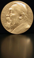 Médaille De Table En Laiton - Finition: Bronze Patiné - Peter Benoit (Ø70mm) - Création : Alphonse Mauquoy (Belgique) - Autres & Non Classés