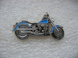 Pin's D'une Moto De La Marque Harley Davidson De Couleur Bleue - Motos