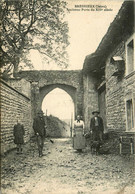 Bressieux * Ruelle Et Ancienne Porte * Villageois - Bressieux