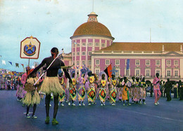 LUANDA - 1981 - CARNAVAL DE LA VICTOIRE - Derrière Les Danseurs En Costumes Traditionnels, Banque Nationale- CL.28.011 - Angola