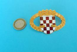 CROATIA PRISON POLICE Enamel Hat Badge Police Pénitentiaire Gefängnispolizei Polizia Penitenziaria Policía De La Prision - Police & Gendarmerie