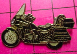 810G Pin's Pins / Beau Et Rare / THEME : MOTOS / GROSSE HONDA ROUTIERE NOIRE - Motos