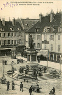 Lons Le Saunier Les Bains * La Place De La Liberté Et Statue Générale Lecourbe * Marché Foire ? * Café Français - Lons Le Saunier