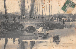 Cléré Les Pins         37       Pont Sur L' Aigremont  Groupe Et Laveuse.Brouette         (voir Scan) - Cléré-les-Pins