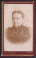 VIEILLE PHOTO CDV  - DAME RICHE - MODE - COIFFURE - PHOTO WATTEYNE BRUGES - Ancianas (antes De 1900)