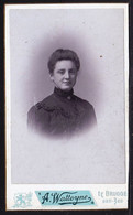 VIEILLE PHOTO CDV  - JEUNE DAME RICHE - MODE - COIFFURE  - PHOTO WATTEYNE BRUGES - Ancianas (antes De 1900)