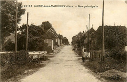 Mont Sous Vaudrey * La Rue Principale * Passage à Niveau * Ligne Chemin De Fer - Autres & Non Classés