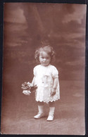 VIEILLE PHOTO MONTEE SURREALISME - JOLIE PETITE FILLE  - MODE - FORMAT CPA - Oud (voor 1900)