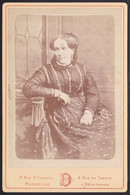 VIEILLE GRANDE PHOTO MONTEE -  DAME AVEC BELLE ROBE - MODE - PHOTO DEROZ MARSEILLE - Ancianas (antes De 1900)