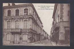 La Côte-St-André - L'Hôtel De Ville Et La Rue De L'Hôtel-de-Ville - Postkaart - La Côte-Saint-André