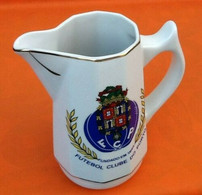 Grand Pichet " Collector " Futebol Clube Do Porto Fundado Em 1893 Porcelaine Blanche, Rehauts D' Or - Andere & Zonder Classificatie