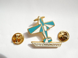 Beau Pin's Pins En Zamac  , Aviation , Avion , EMS Chronopost , Signé C Maunoury - Avions