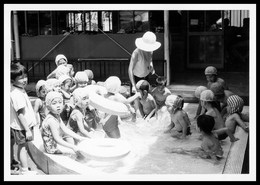 Photo - JAPON - Femmes, Enfants Qui Barbotent Dans L'eau - Bouée - Piscine - 12,6 X 9 Cm - Places