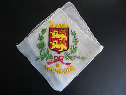 Pochette  Ancienne Brodée Taille Mouchoir SOUVENIR DE NORMANDIE Avec Blason Tissu Taffetas Ou Tulle Bord Broderie - Handkerchiefs