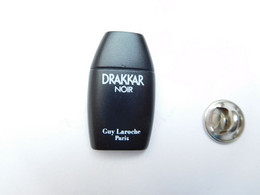 Superbe Pin's Pins En Relief , Parfum Drakkar De Guy Laroche - Parfums