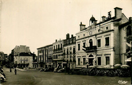 Mont De Marsan * Vue Sur La Mairie * Hôtel De Ville * Comité Des Fêtes - Mont De Marsan